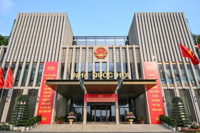 Tòa nhà Quốc hội Việt Nam với các biểu ngữ bầu cử, tượng trưng cho cơ quan quyền lực nhà nước