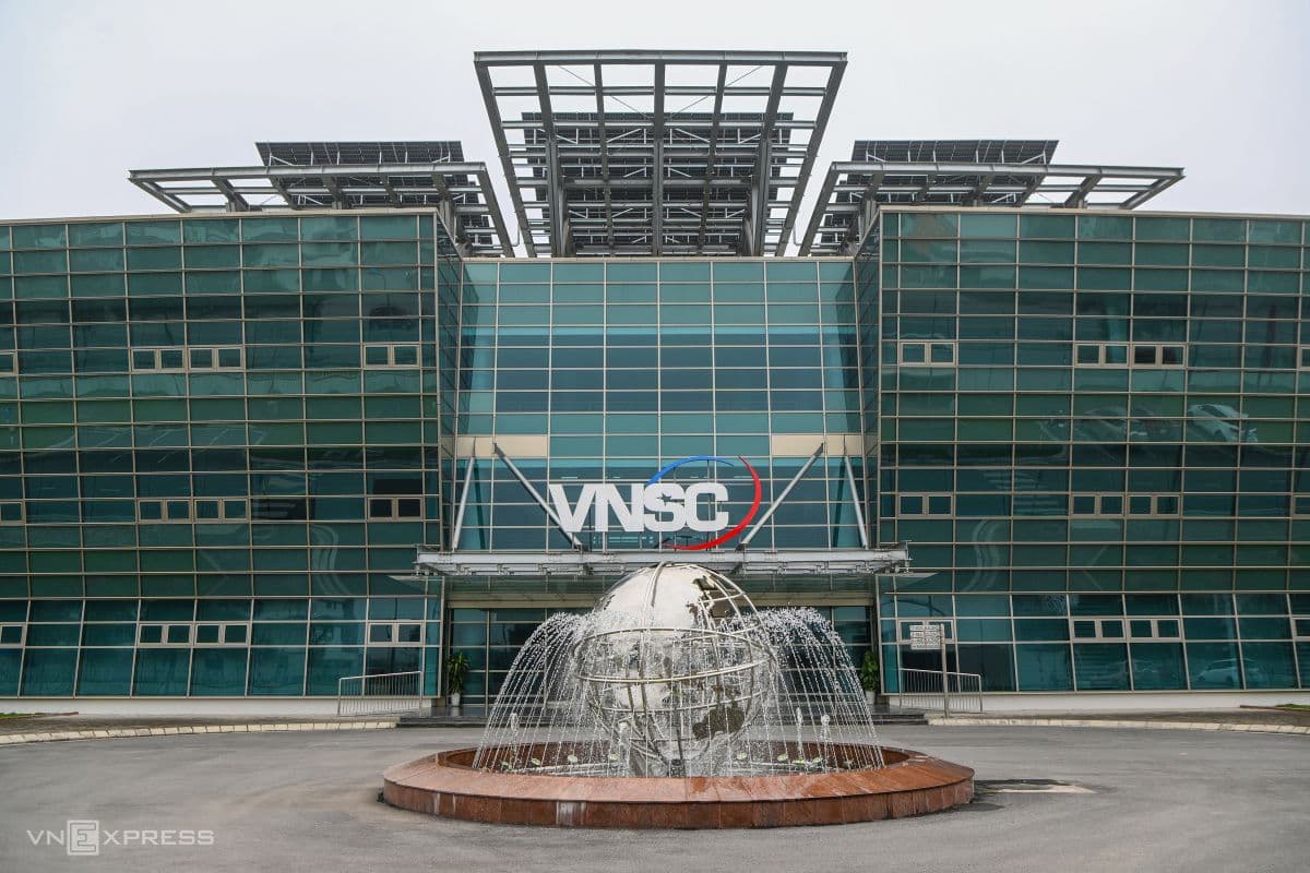 Tòa nhà Trung tâm Vũ trụ Việt Nam (VNSC) với kiến trúc hiện đại và đài phun nước hình quả địa cầu, biểu tượng cho khát vọng vươn tới không gian.