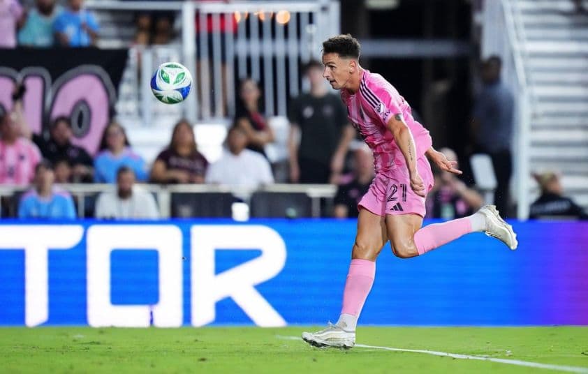 Tadeo Allende, cầu thủ Inter Miami, trong một pha bóng, thể hiện vai trò kép phụ tỏa sáng.