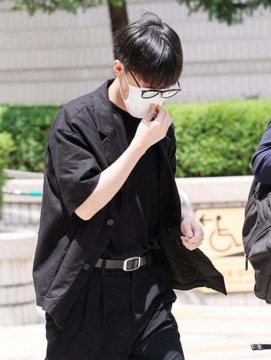 Taeil mặc đồ đen, đeo khẩu trang khi ra tòa sáng 18/6. Ảnh: Starnews