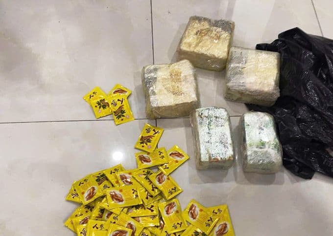 Tang vật ma túy tổng hợp và các gói nhỏ bị công an TP HCM thu giữ