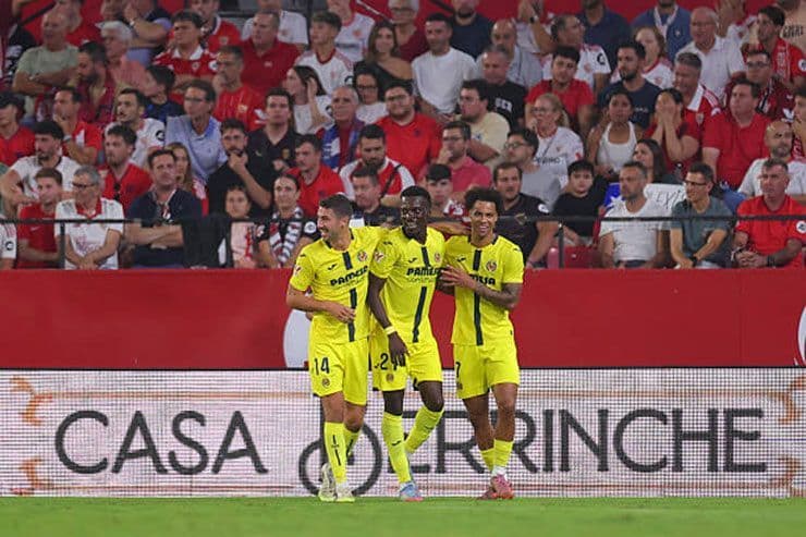 Tani Oluwaseyi và đồng đội ăn mừng bàn mở tỷ số sớm cho Villarreal trước Sevilla