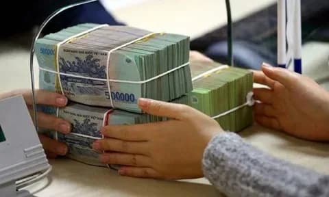 Tay người đang trao đổi các cọc tiền Việt Nam, tượng trưng cho gánh nặng tài chính và các khoản 'học phí ngầm'.