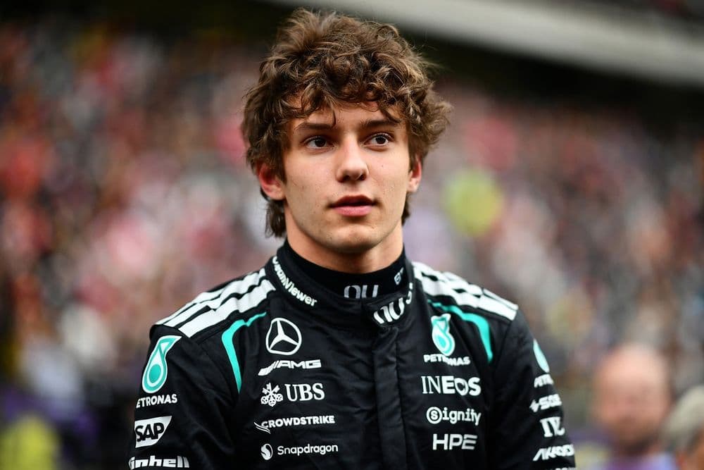 Tay đua trẻ Kimi Antonelli của Mercedes, đại diện cho thế hệ mới và sự kết nối cảm xúc của người hâm mộ F1 toàn cầu.