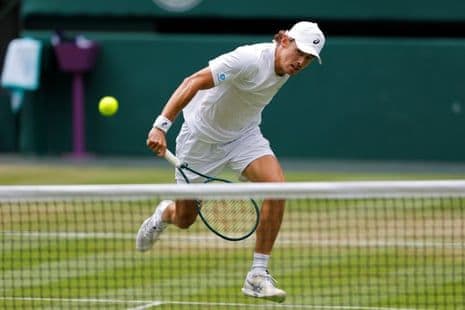 Tay vợt Alex de Minaur di chuyển nhanh trên sân tennis.