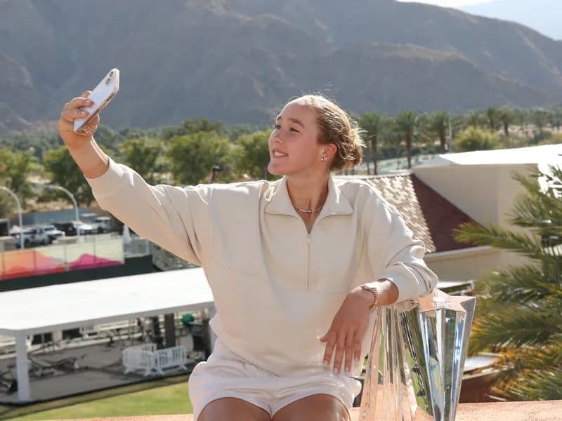 Tay vợt trẻ Mirra Andreeva chụp ảnh selfie với cúp vô địch tại Indian Wells, đại diện cho thế hệ vàng mới của quần vợt.