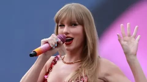 Taylor Swift biểu diễn trên sân khấu Eras Tour, minh chứng cho đế chế tỷ đô của cô.