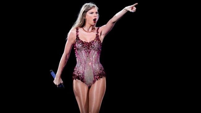 Taylor Swift biểu diễn với cử chỉ mạnh mẽ, tượng trưng cho tầm ảnh hưởng toàn cầu và di sản của cô.