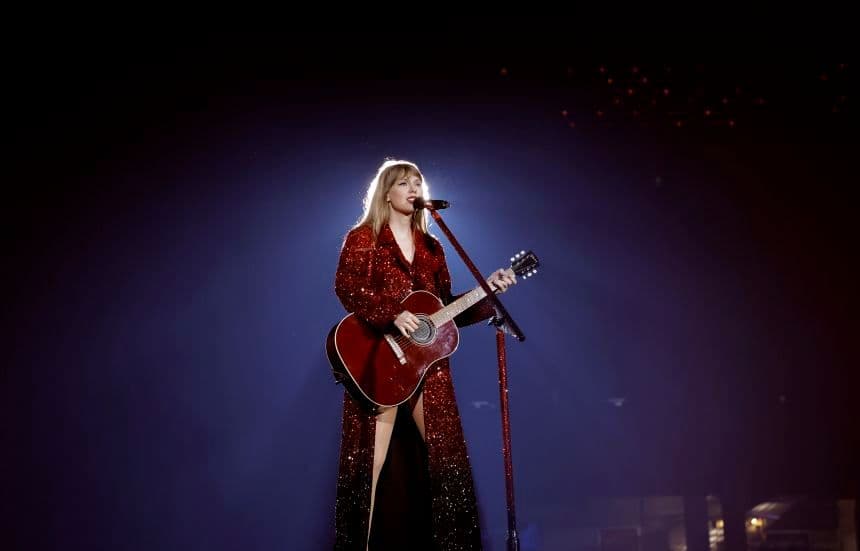 Taylor Swift biểu diễn với cây đàn guitar, tượng trưng cho việc làm chủ âm nhạc của mình.