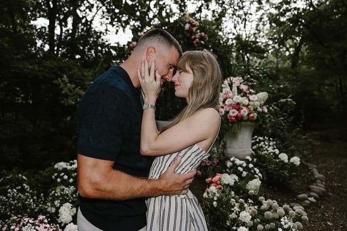 Taylor Swift và Travis Kelce ôm nhau hạnh phúc trong vườn hoa sau màn cầu hôn lãng mạn.