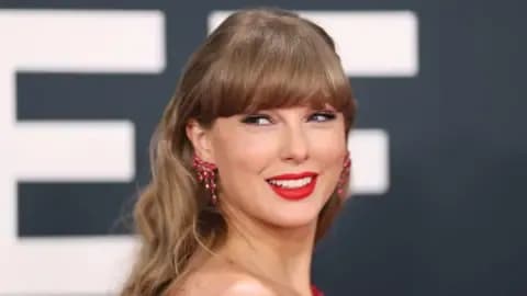 Taylor Swift với vẻ mặt tự tin, thể hiện quyền năng tự chủ trong hành trình làm chủ âm nhạc.