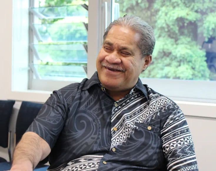 Tác giả Tauanu’u Perenise Tapu Sitagata mỉm cười, mặc áo sơ mi họa tiết Polynesia.