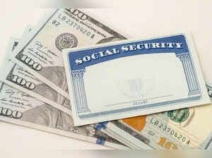 Thẻ An sinh xã hội đặt trên các tờ tiền đô la Mỹ, tượng trưng cho các khoản thanh toán trợ cấp và chính sách không giấy tờ.