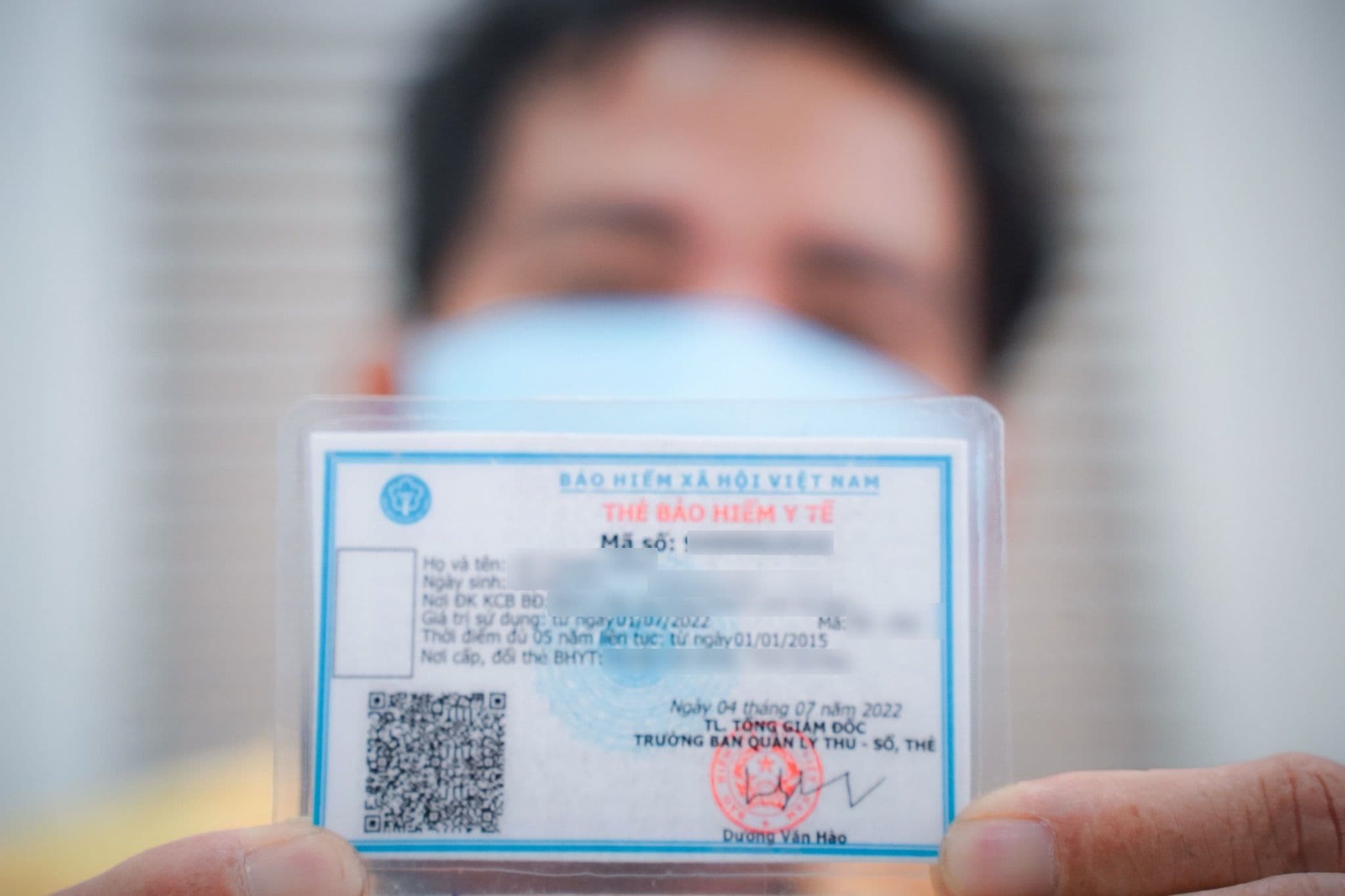 Thẻ bảo hiểm y tế, tượng trưng cho tầm quan trọng của việc bảo vệ sức khỏe khi lựa chọn mỹ phẩm