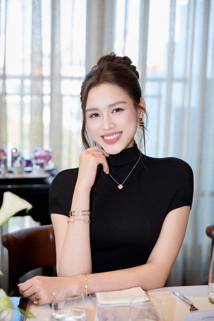 Đỗ Thị Hà dịu dàng, thanh lịch, thể hiện sự chuyển hướng từ hào quang sân khấu sang cuộc sống gia đình ấm áp.