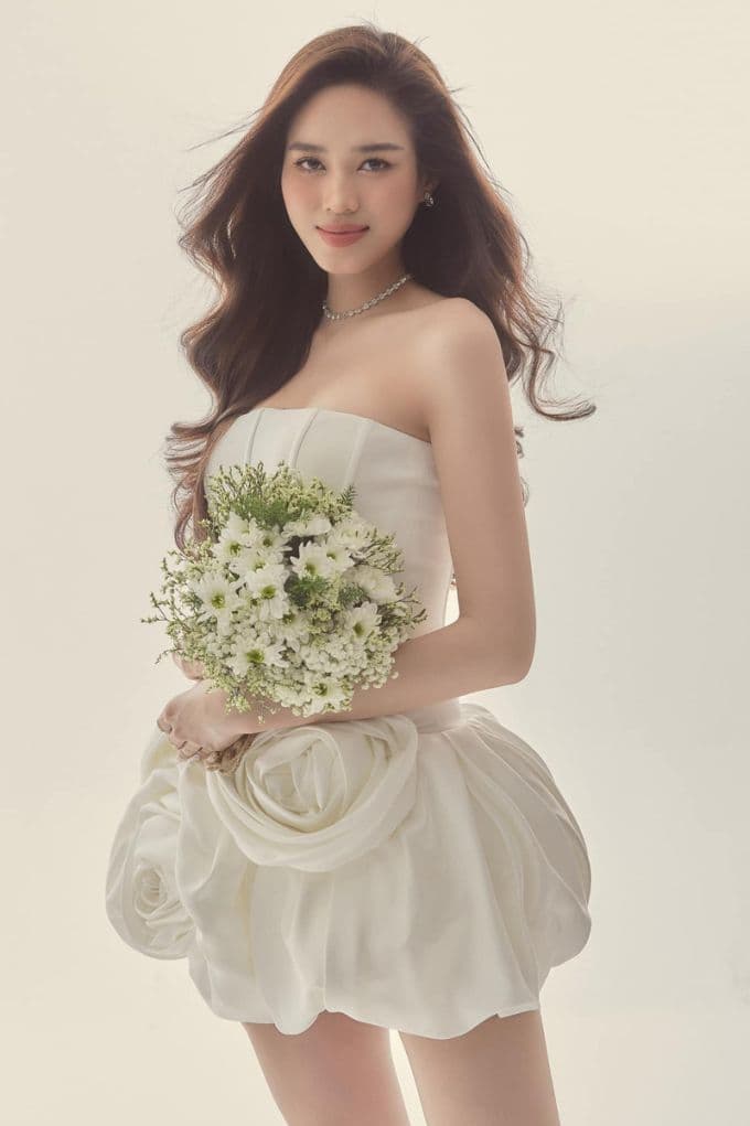 Đỗ Thị Hà trong bộ đầm cưới thanh lịch, tượng trưng cho khởi đầu hạnh phúc.