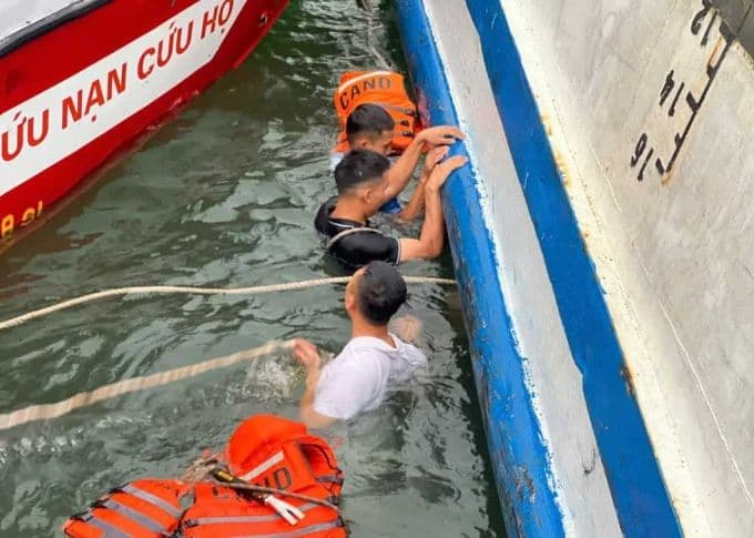 Thợ lặn Hải quân nỗ lực tìm kiếm nạn nhân trong khoang tàu bị lật ở Vịnh Hạ Long.