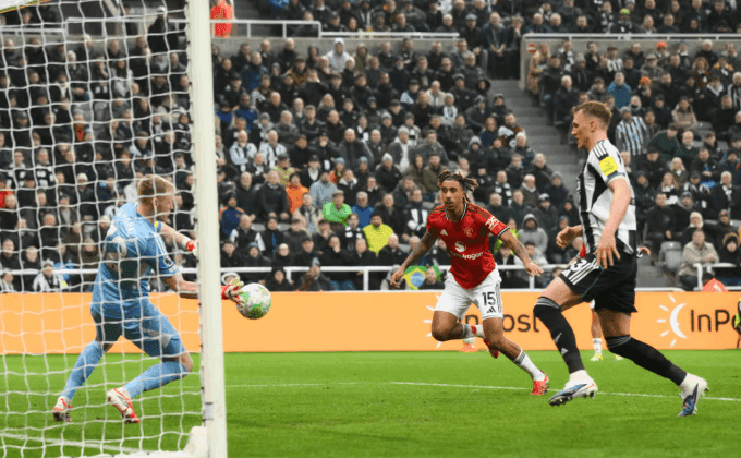 Thủ môn Aaron Ramsdale của Newcastle xuất sắc cản phá cú dứt điểm