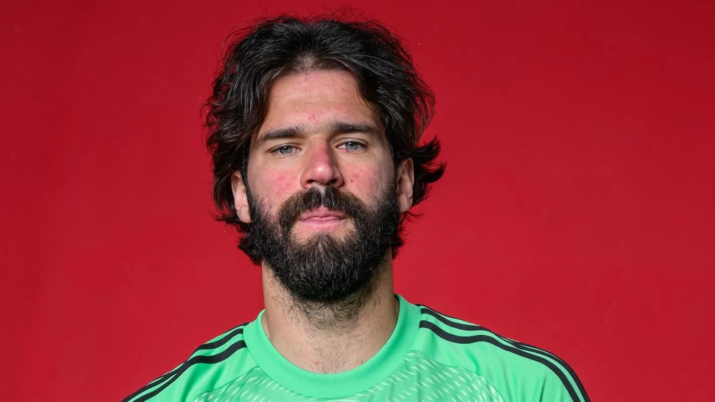 Thủ môn Alisson Becker của Liverpool, một cựu binh quan trọng thích nghi với kỷ nguyên mới