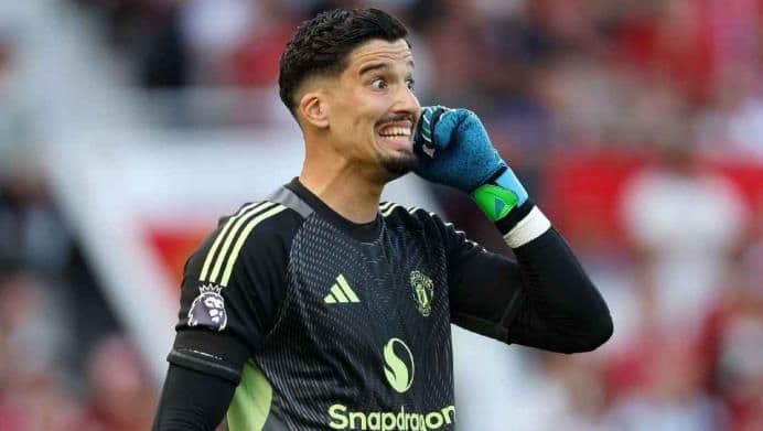 Thủ môn Altay Bayindir của Manchester United với vẻ mặt thất vọng sau pha bóng lỗi.