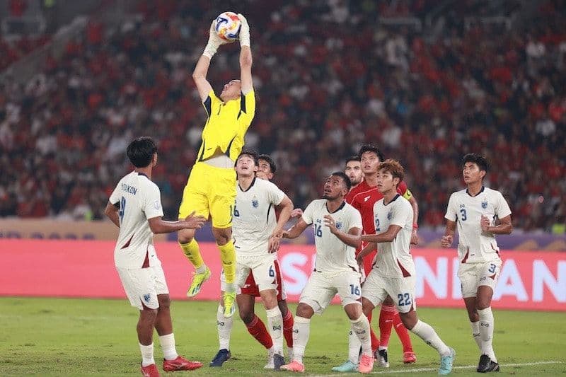 Thủ môn đang cản phá bóng, minh họa cho những nỗ lực phòng ngự trong bóng đá.