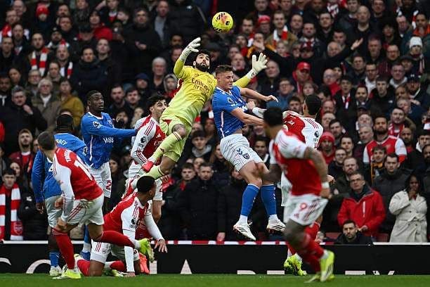 Thủ môn Arsenal Raya cản phá pha dứt điểm nguy hiểm từ Sunderland trong hiệp một