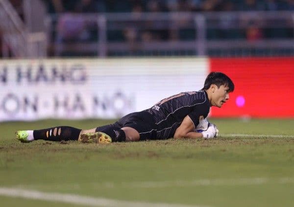 Thủ môn Bùi Tiến Dũng của SHB Đà Nẵng thực hiện pha cứu thua quan trọng trong trận play-off V-League.