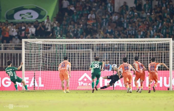Thủ môn Bùi Tiến Dũng cản phá thành công cú sút phạt đền của Nguyễn Công Phượng trong trận đấu quyết định.