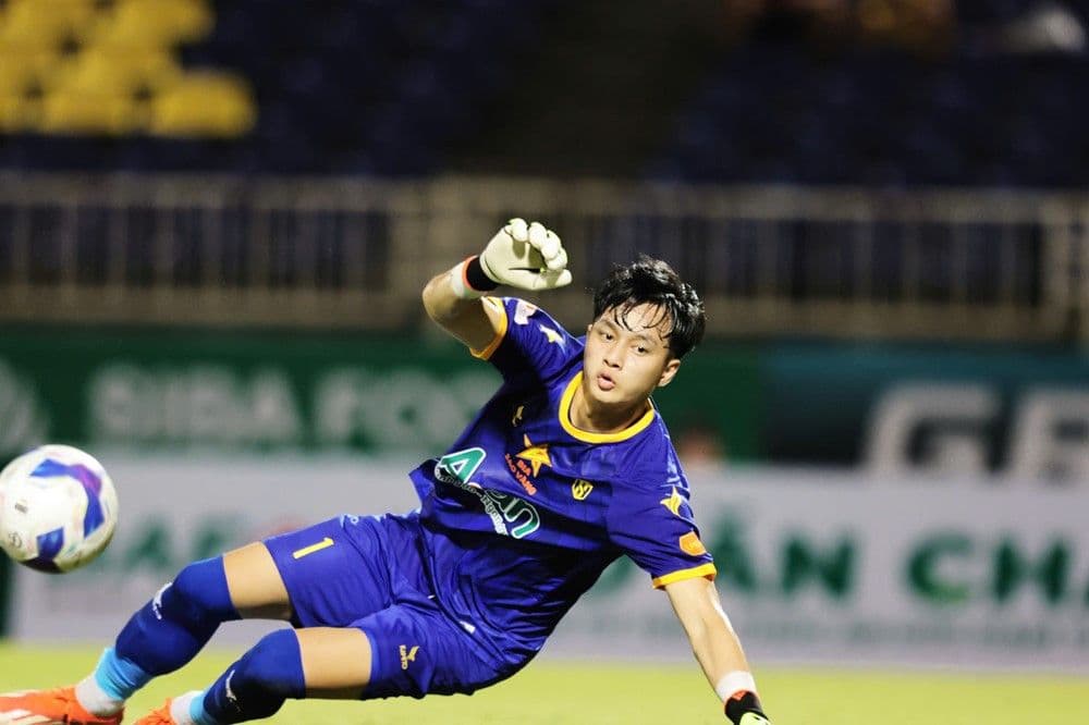 Thủ môn Cao Văn Bình của SLNA thực hiện pha cản phá xuất thần