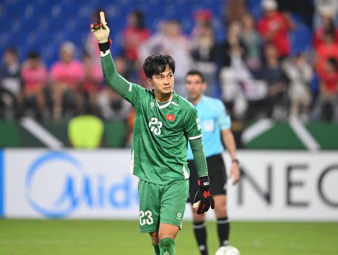 Thủ môn Cao Văn Bình của U23 Việt Nam cản phá thành công cú sút luân lưu, thể hiện bản lĩnh kiên cường.