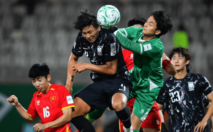 Thủ môn Cao Văn Bình (áo xanh) cản phá trong trận đấu kịch tính giữa U23 Việt Nam và U23 Hàn Quốc.