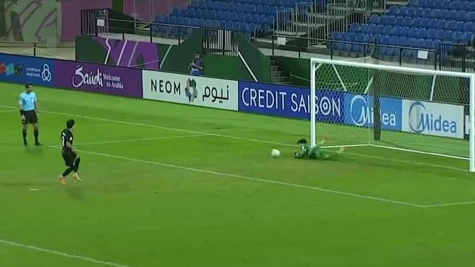 Thủ môn Cao Văn Bình xuất sắc cản phá cú sút phạt đền quyết định