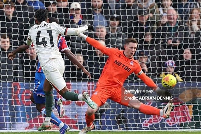 Thủ môn Chelsea cản phá cú sút của cầu thủ Crystal Palace trong trận đấu khó khăn