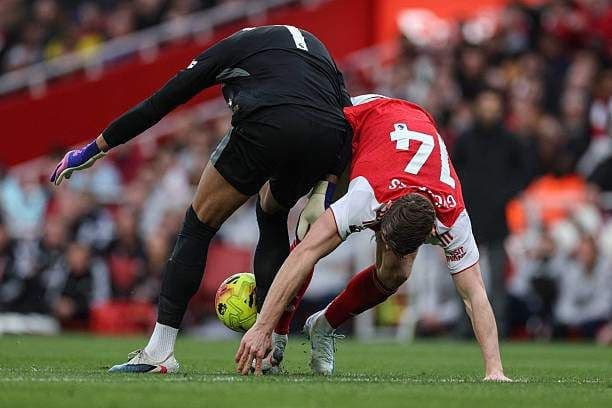 Thủ môn Chelsea nỗ lực cản phá pha tấn công của cầu thủ Arsenal trong bối cảnh đội bóng đang gặp khó khăn