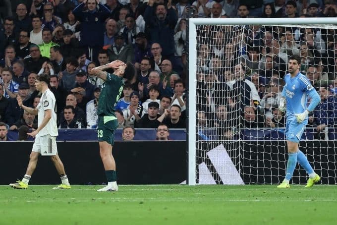 Thủ môn Courtois của Real Madrid cản phá cú sút của Man City trong trận lượt đi Champions League.