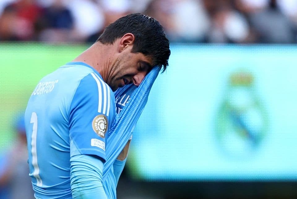 Thủ môn Courtois của Real Madrid thất vọng sau khi để thủng lưới.