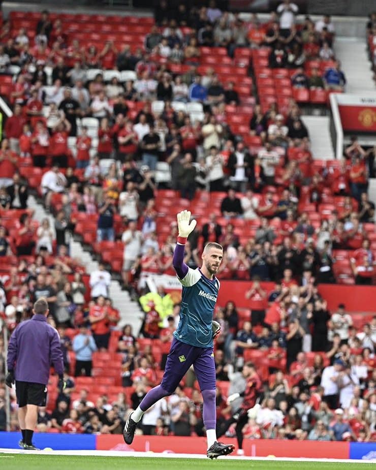 Thủ môn David De Gea của Fiorentina vẫy tay chào người hâm mộ tại Old Trafford trong ngày tái ngộ.
