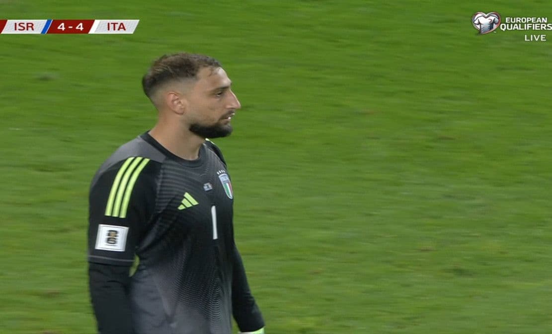 Thủ môn Donnarumma của Italia thể hiện sự lo lắng khi tỷ số là 4-4, minh họa cho những bài học phòng ngự cần rút ra.