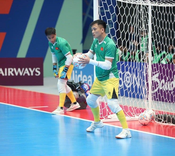Thủ môn Futsal Việt Nam tập trung, thể hiện bản lĩnh phòng ngự vững chắc