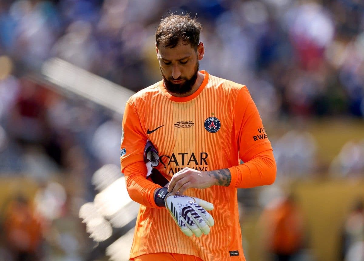 Thủ môn Gianluigi Donnarumma trong màu áo PSG, thể hiện sự chia tay đầy cảm xúc.