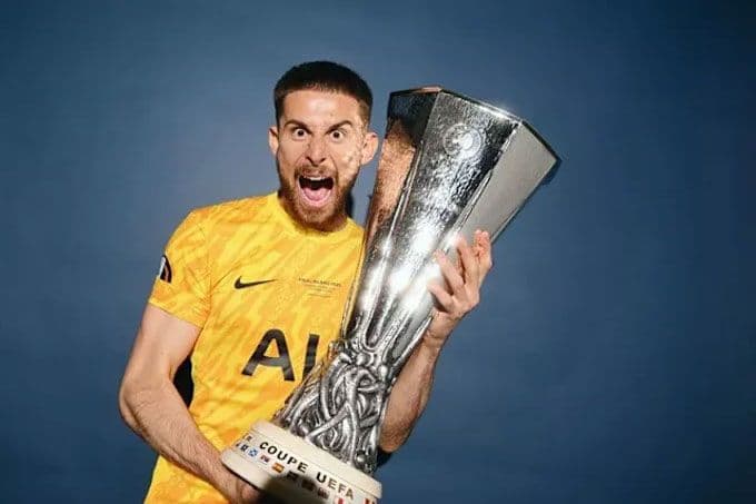 Thủ môn Guglielmo Vicario của Tottenham ăn mừng với chiếc cúp Europa League, thể hiện bản lĩnh Gà Trống.