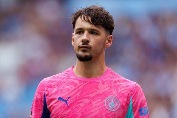 Thủ môn James Trafford của Man City, minh họa cho yêu cầu chơi chân trong bóng đá hiện đại.