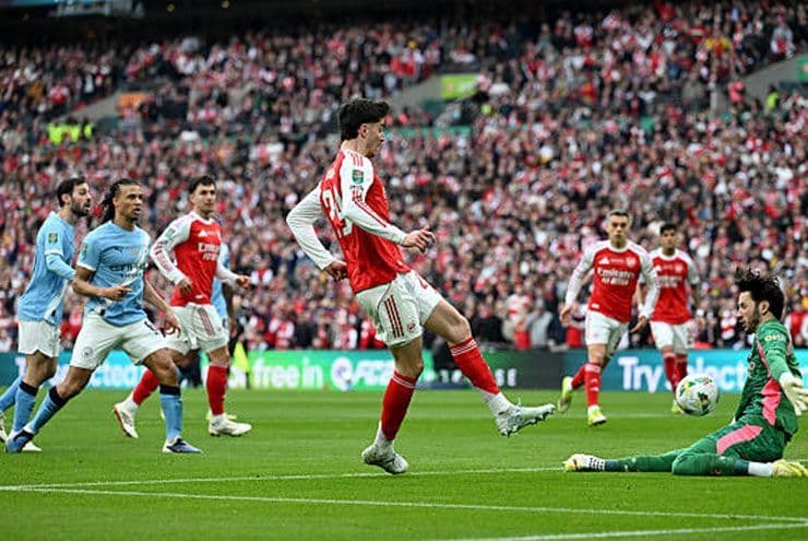 Thủ môn James Trafford của Man City thực hiện pha cản phá xuất sắc trước cơ hội của đối thủ.