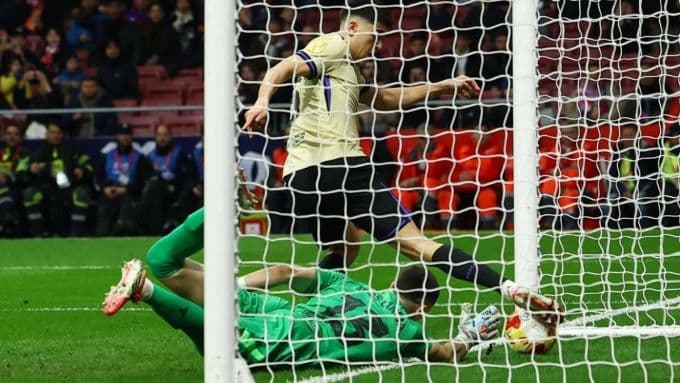 Thủ môn Joan Garcia của Barcelona mắc sai lầm nghiêm trọng dẫn đến bàn thua đầu tiên trong trận gặp Atletico Madrid.