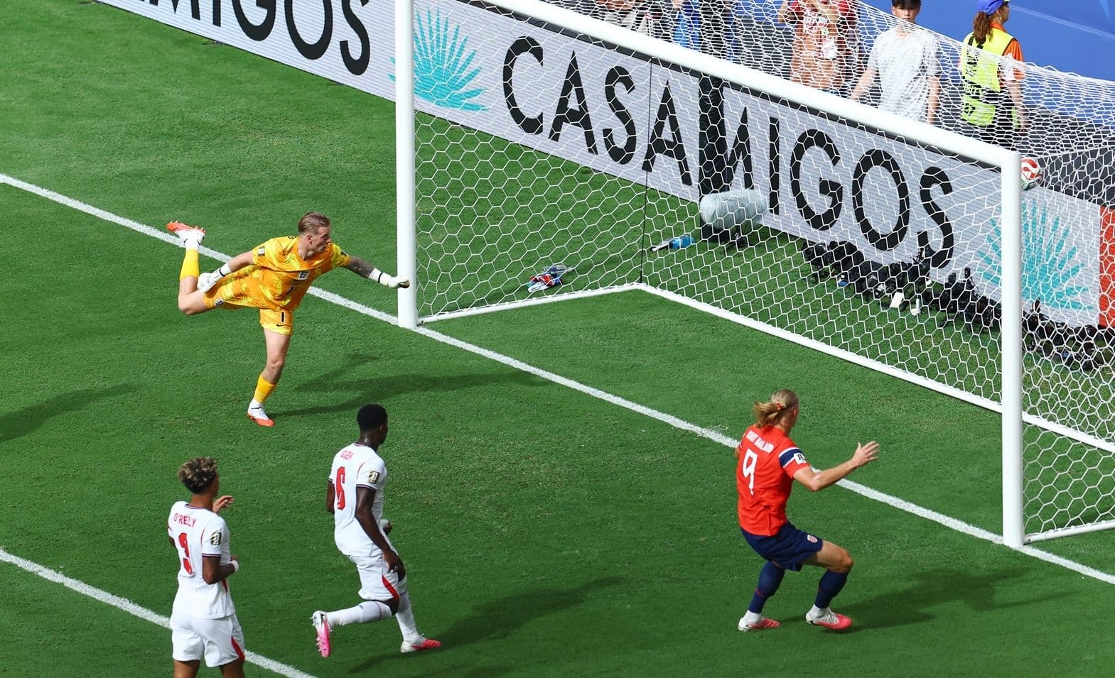 Thủ môn Jordan Pickford của Anh cản phá cú sút của Erling Haaland (Na Uy) trong một khoảnh khắc quyết định.