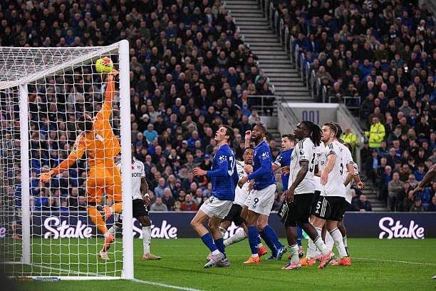 Thủ môn Jordan Pickford thực hiện pha cứu thua xuất thần, góp phần giữ vững lợi thế cho Everton.