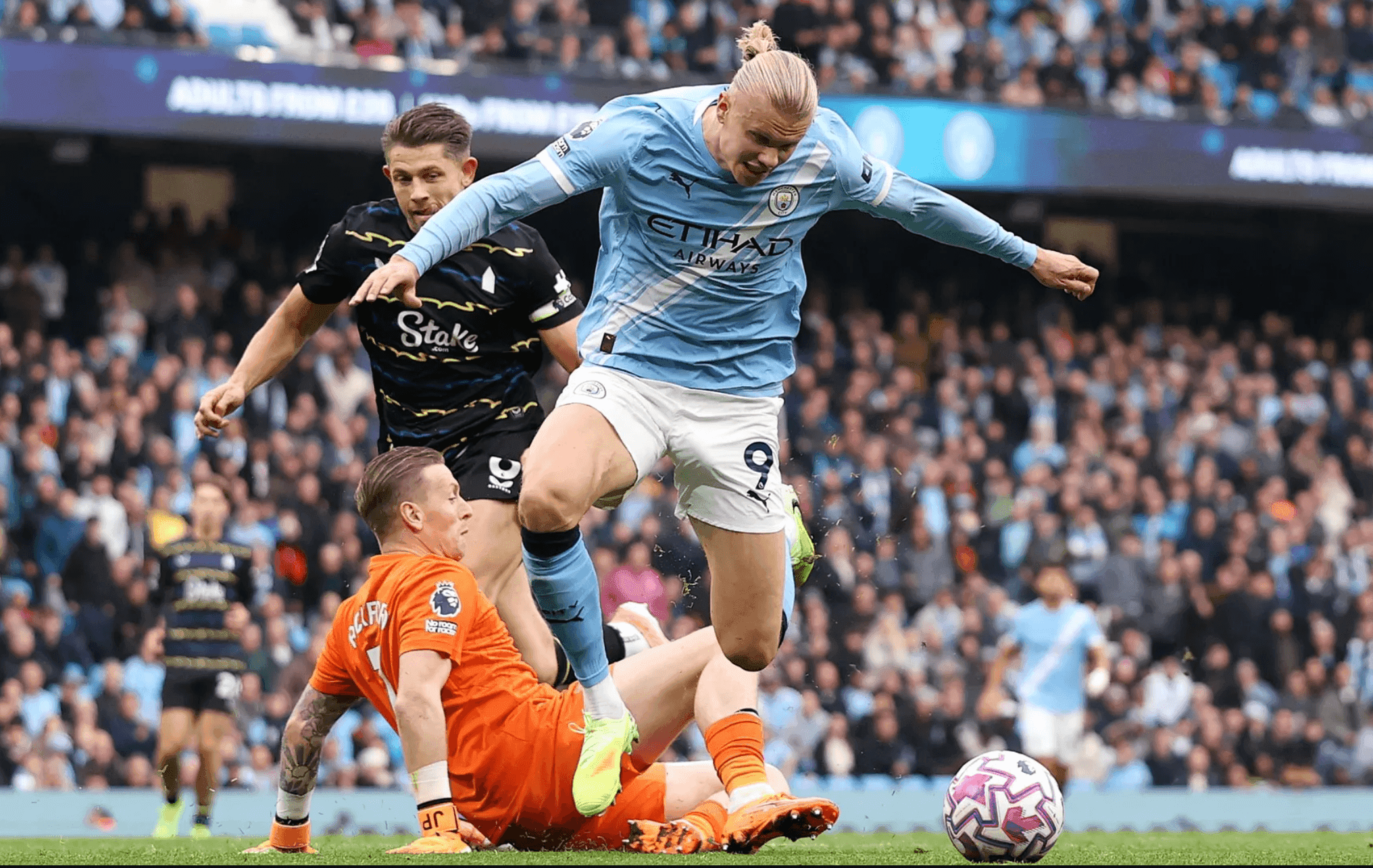 Thủ môn Jordan Pickford xuất sắc cản phá pha dứt điểm của Erling Haaland