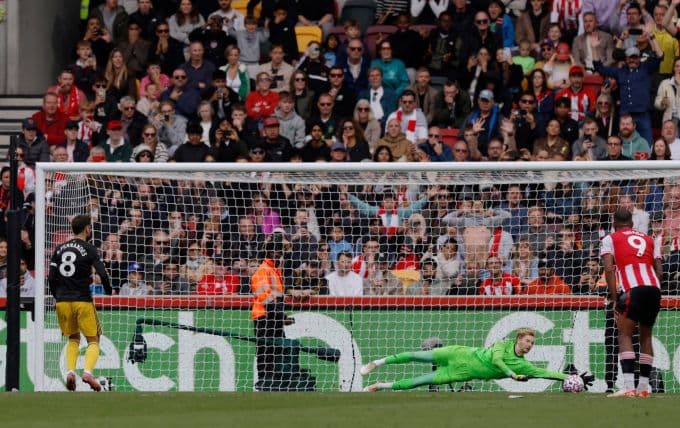 Thủ môn Kelleher của Brentford cản phá thành công cú sút phạt đền của Bruno Fernandes.