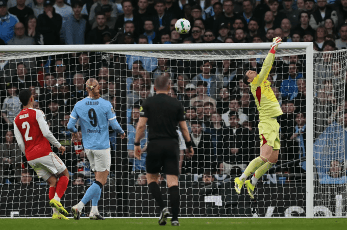 Thủ môn Kepa Arrizabalaga của Arsenal mắc lỗi bắt hụt bóng, dẫn đến bàn thua trong trận chung kết.