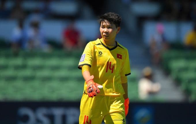 Thủ môn Kim Thanh của đội tuyển nữ Việt Nam tập trung cao độ, sẵn sàng đối mặt với thử thách.